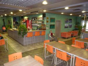 Un restaurante o sitio para comer en Hotel Devítka