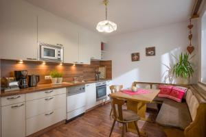 eine Küche mit einem Tisch und einem Esszimmer in der Unterkunft Gästehaus Gisela in Bruck am Ziller