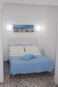 チェーリエ・メッサーピカにあるyou & me houseのベッドルーム1室(青と白のシーツが備わるベッド2台付)