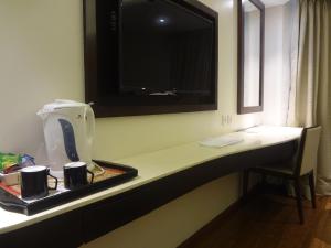 TV a/nebo společenská místnost v ubytování Ramee Guestline Hotel Juhu