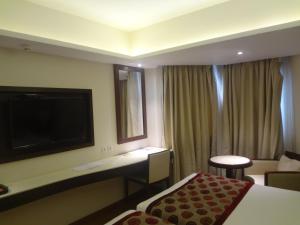 TV a/nebo společenská místnost v ubytování Ramee Guestline Hotel Juhu