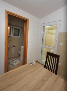 una camera con letto e un bagno con finestra di Apartment Hello Kitty a Kaštela (Castelli)