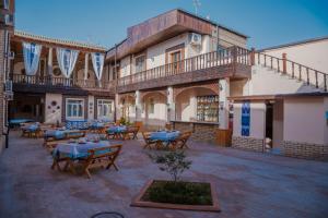 un patio con mesas y sillas frente a un edificio en Arkanchi Hotel, en Khiva