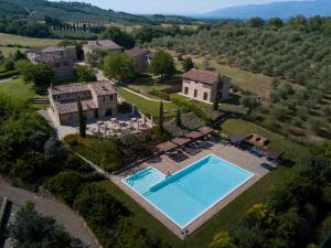 Bazén v ubytování Poggio Cennina Resort nebo v jeho okolí
