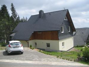 ヴィンターベルクにあるApartment Sommerの前に車が駐車されている家 +26枚の写真