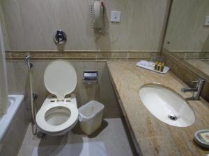 Koupelna v ubytování Ramee Guestline Hotel Juhu