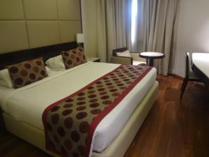 Postel nebo postele na pokoji v ubytování Ramee Guestline Hotel Juhu