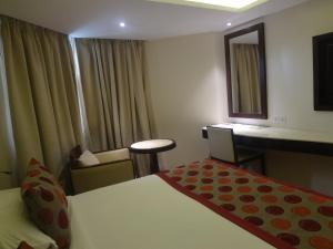 Postel nebo postele na pokoji v ubytování Ramee Guestline Hotel Juhu