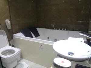 Koupelna v ubytování Ramee Guestline Hotel Juhu