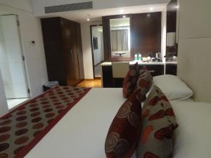 Postel nebo postele na pokoji v ubytování Ramee Guestline Hotel Juhu