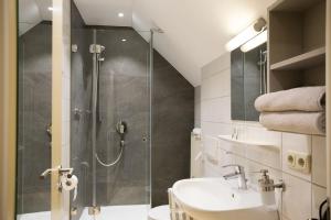 a bathroom with a shower and a sink at Gästehaus am Westtor in Prichsenstadt