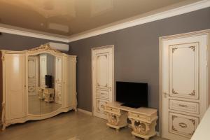 una camera con specchio e TV di Guest House Esma a Sukhum