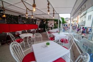 un gruppo di tavoli e sedie in un ristorante di Guesthouse Sidro a Ulcinj