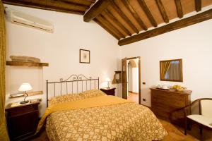 A bed or beds in a room at Fattoria Borgonuovo
