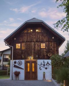 un gran edificio de madera con una puerta grande en Barn House MM en Bled