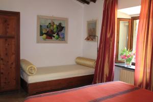 a bedroom with a bed and a painting on the wall at Agriturismo biologico il Molinaccio al Rio Chiaro in Civitella dʼAgliano