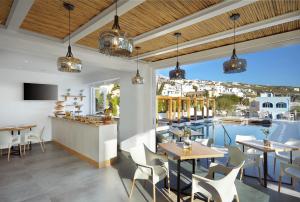 Gallery image of Callia Retreat Suites - Adults Only in Fira