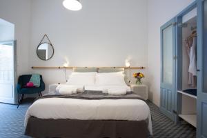 een slaapkamer met een groot bed en een spiegel bij Intervallo Boutique Hotel in Ragusa