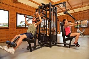 a man and a woman in the gym at Camping Bon Repós in Santa Susanna