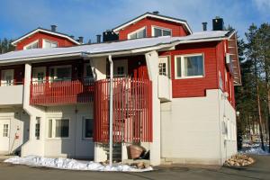 una casa de color rojo y blanco en Polar Star Moonlight Apartments, en Levi
