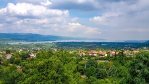 una vista aérea de una ciudad con un lago en Yaylı Apart en Masukiye