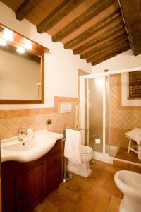 A bathroom at Fattoria Borgonuovo