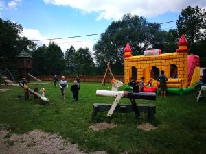 eine Gruppe von Kindern, die auf einem Spielplatz spielen in der Unterkunft Zrcadlová Koza in Turnov
