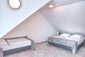 Postel nebo postele na pokoji v ubytování Fast Lane Hotel