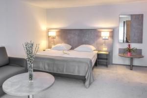 Postel nebo postele na pokoji v ubytování Fast Lane Hotel