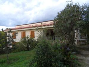 a small white house with a red roof at B&B Sette Fratelli in San Gregorio