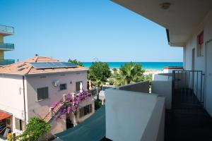 uitzicht op het strand vanaf het balkon van een gebouw bij Cristallo Verde Mare in Alba Adriatica