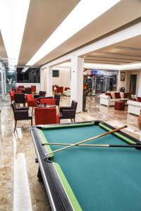 Vallian Village Hotel tesisinde bir bilardo masası