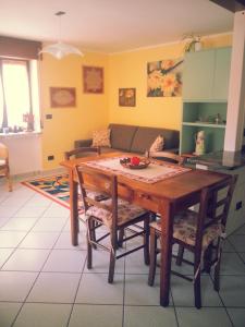 sala de estar con mesa de madera y sillas en Casa Il Glicine, en Baceno
