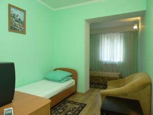 ヴィチャゼヴォにあるGuest house on Pochtovaja 48bの小さなベッドルーム(ベッド1台、椅子付)
