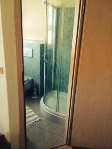 グラール・ミューリッツにあるHaus Sonnenscheinのバスルーム(シャワー、バスタブ付)