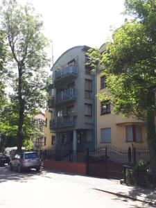 um edifício com um carro estacionado em frente em Imperial Apartments - Nadmorski em Sopot
