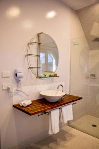 uma casa de banho com um lavatório e um espelho em Heathfield Apartments em Hobart