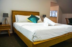 A bed or beds in a room at Heathfield Apartments