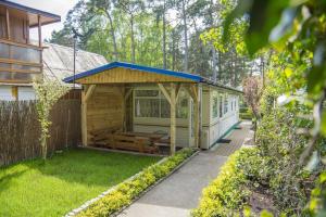 a cabin with a picnic table in a yard at Domek Promyk in Jurata