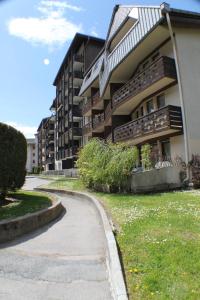 un bâtiment avec un trottoir courbé à côté d'un bâtiment dans l'établissement Apartment Grepon 2, à Chamonix-Mont-Blanc