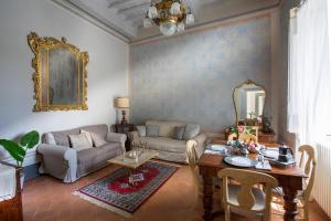 Posezení v ubytování Roveta Apartment + 37 fotografií