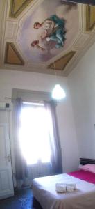 レッジョ・ディ・カラブリアにあるB&B RC DOMVSの天井に絵画が描かれたベッド付きの部屋