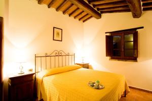 A bed or beds in a room at Fattoria Borgonuovo