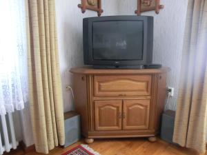 En tv och/eller ett underhållningssystem på Omas kleines Hexenhaeusle