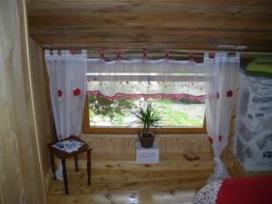 Un dormitorio con una ventana con una maceta. en La Maison des Fées en Mex