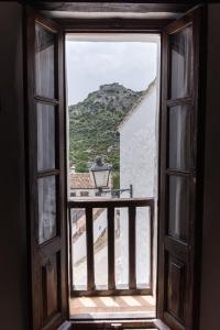 an open window with a view of a mountain at Conjunto Rural Casa Victoria in Villaluenga del Rosario