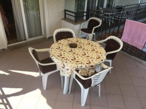 einen Tisch und Stühle auf dem Balkon in der Unterkunft Guesthouse Villa Manda in Lovran