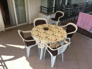a table and chairs sitting on a balcony at Guesthouse Villa Manda in Lovran