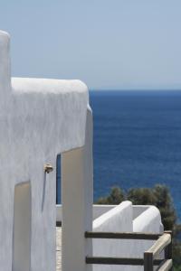 マルマリにあるSkiNAmmos Eco Villasの白い建物から海の景色を望めます。