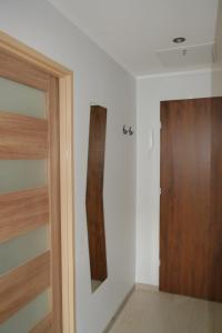 カトヴィツェにあるIndustrialny apartament Mariackaの木製のドアと廊下のある部屋